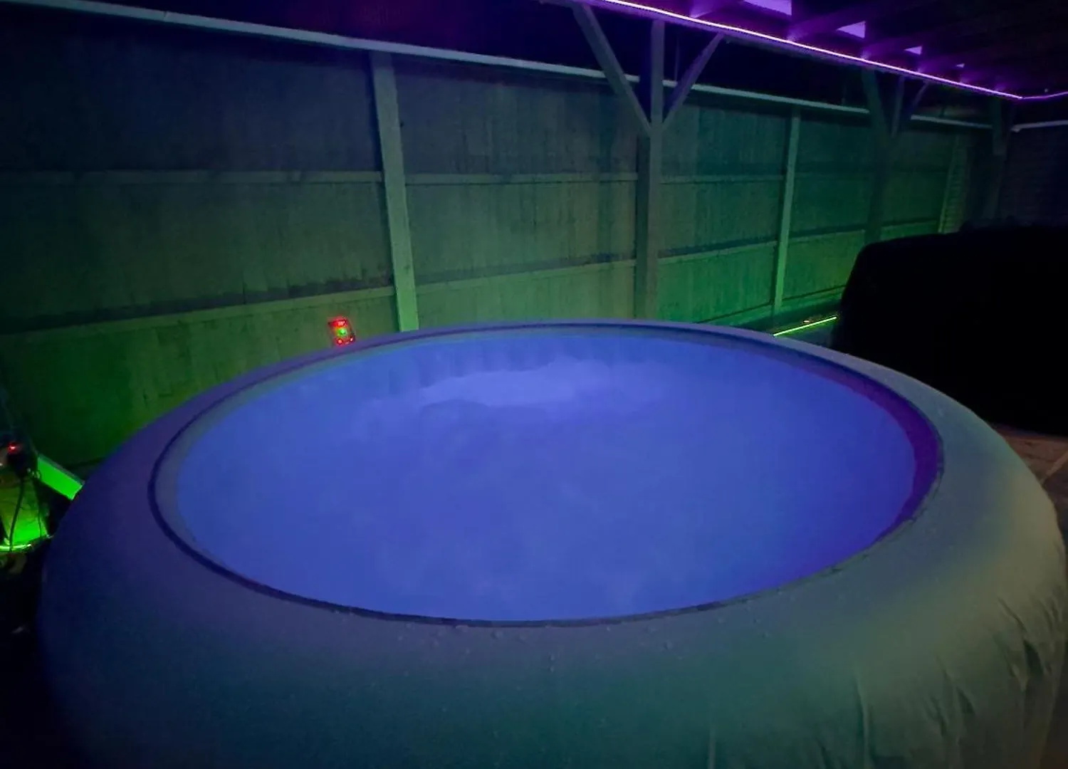 Luxxe House With Hot Tub And Pool Table Apartment Uxbridge United Kingdom
