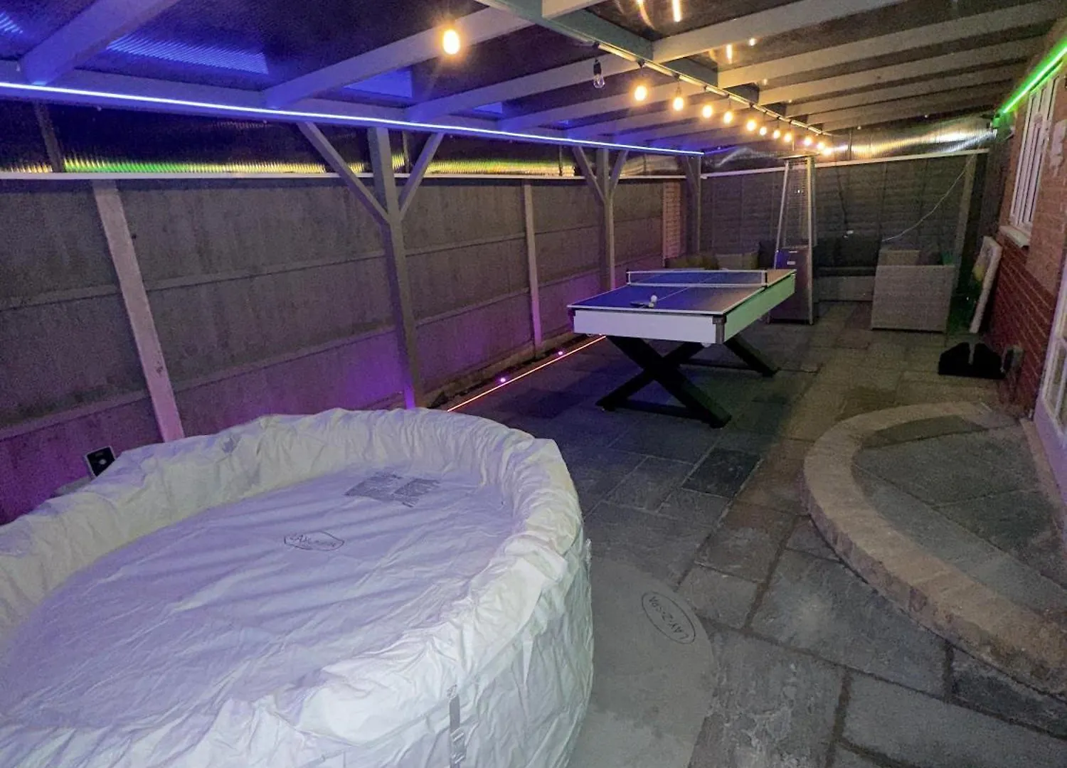 Luxxe House With Hot Tub And Pool Table Apartment Uxbridge United Kingdom