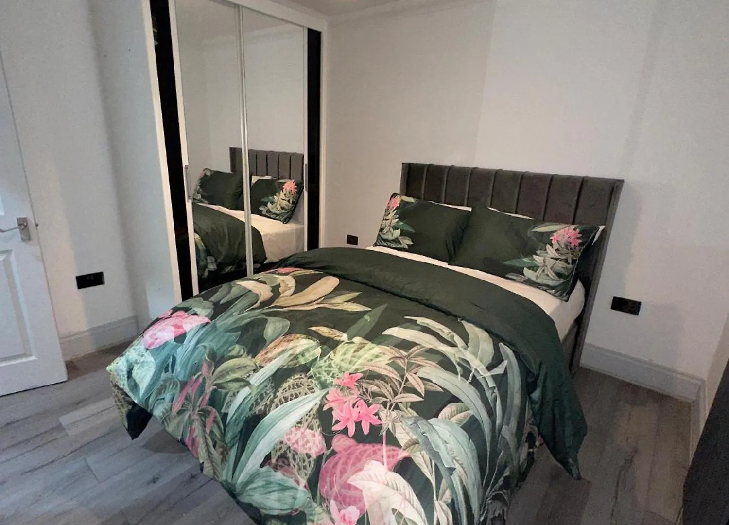 Luxxe House With Hot Tub And Pool Table Apartment Uxbridge