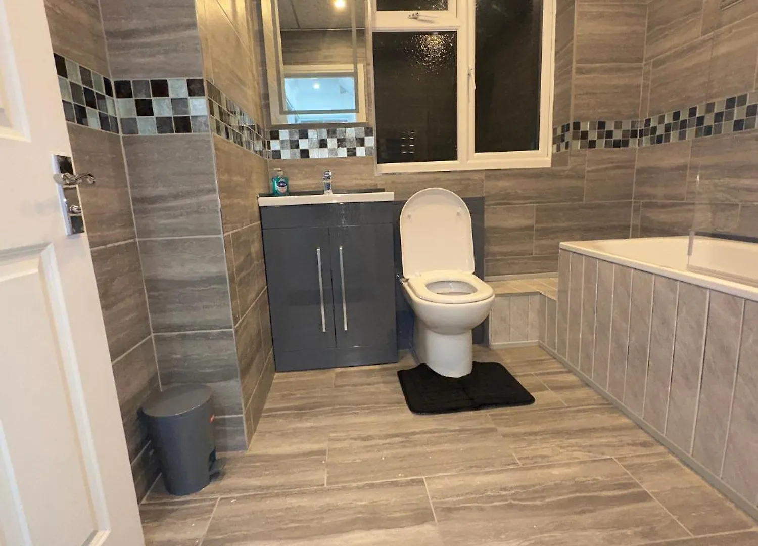 Luxxe House With Hot Tub And Pool Table Apartment Uxbridge